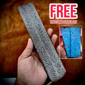 Puede incluir: Una pieza rectangular larga de acero con un patrón de plumas en tonos grises y blancos. La palabra "FREE" se muestra en texto rojo y blanco, con "TRUSTONE SCALES SET" debajo. Una pequeña imagen muestra escamas azules.