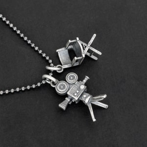 Halsband med hänge i oxiderat sterlingsilver med filmkamera: Gåva till filmskapare