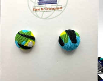 Pendientes de botón hechos a mano de tela africana de Ankara benefician a los libros de caridad