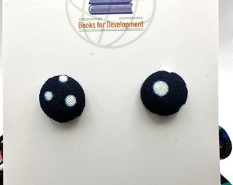 Pendientes de botón hechos a mano de tela africana de Ankara benefician a los libros de caridad