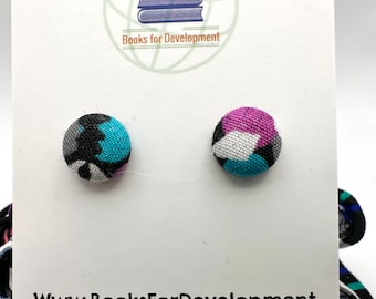 Pendientes de botón hechos a mano de tela africana de Ankara benefician a los libros de caridad