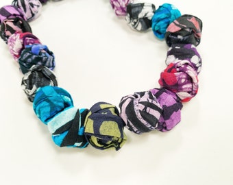 Collar de tela batik africana hecho a mano beneficia a la caridad de libros