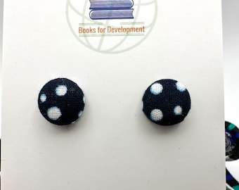 Pendientes de botón hechos a mano de tela africana de Ankara benefician a los libros de caridad