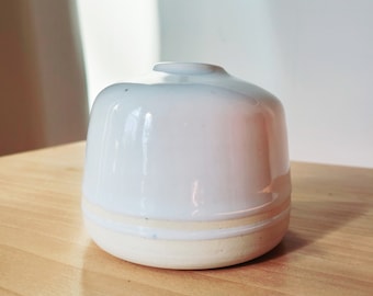 White gloss striped short vase