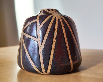 Geometric brown bud base