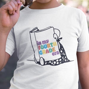 In meiner vierten Klasse Ära Zurück zur Schule Jugend Kurzarm T-Shirt, Erster Tag der Schule Outfit, Kind Geschenkidee