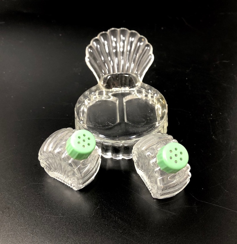 Farmhouse Decor Vintage Ribbed Clear Glass Green Lids Modern Boho Dining 1950s Small Turkey Fan Tail Salt Pepper Shakers with Fan Holder