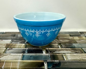 Pyrex Blue Snowflake Garland 1 1/2 Pint Mixing Bowl #401, Vintage Turquoise Snowflake Blue White Garland Small Bowl Cinderella Bowls Kitchen