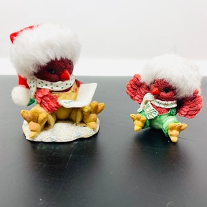 Enesco Christmas Cardinals, Mom and Baby Pair, Résine vintage années 1990 1996, Cardinaux avec chapeaux de Père Noël, Cartes de Noël, Une carte spéciale pour vous