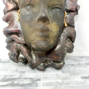 Máscara de mujer de Studio Pottery, arte de pared, marco iridiscente vintage, colgante de pared tridimensional, firmado imagen 3