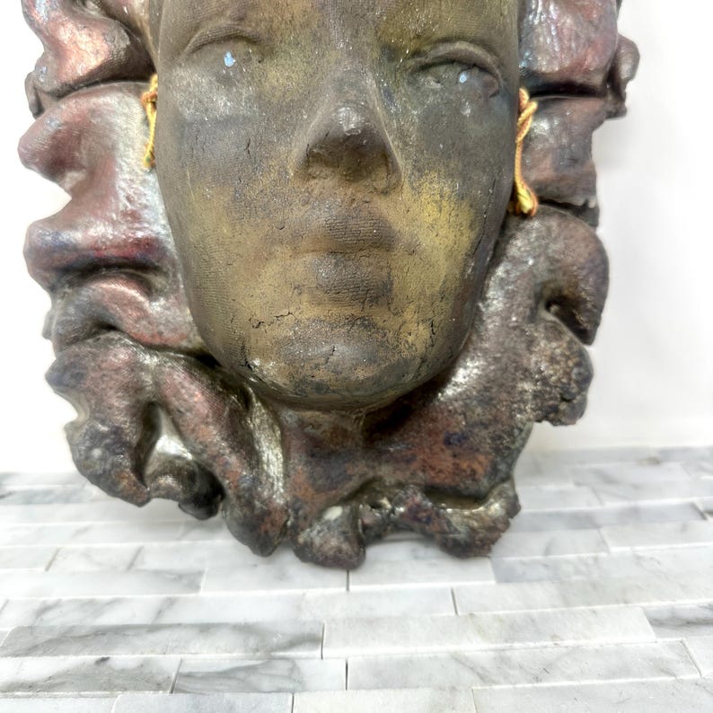 Máscara de mujer de Studio Pottery, arte de pared, marco iridiscente vintage, colgante de pared tridimensional, firmado imagen 3