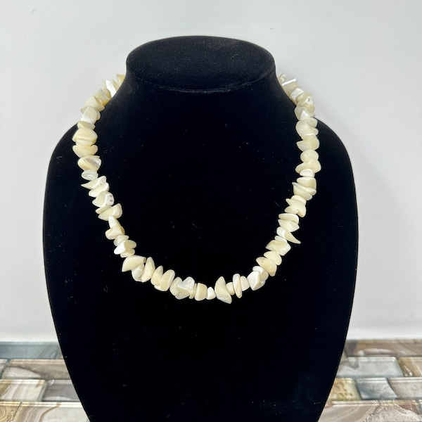 White Mother of Pearl Chip Necklace 20", Vintage Shell Necklace, White Beaded Necklace, Vintage Costume Jewelry, White Natural Jewelry