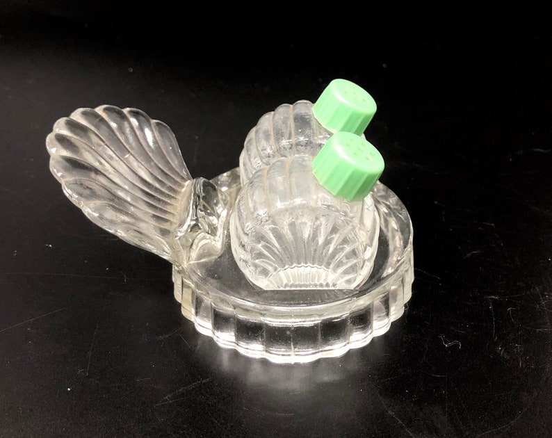 Farmhouse Decor Vintage Ribbed Clear Glass Green Lids Modern Boho Dining 1950s Small Turkey Fan Tail Salt Pepper Shakers with Fan Holder