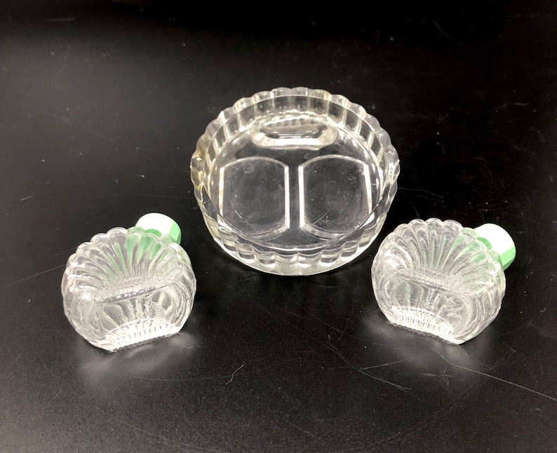 Farmhouse Decor Vintage Ribbed Clear Glass Green Lids Modern Boho Dining 1950s Small Turkey Fan Tail Salt Pepper Shakers with Fan Holder