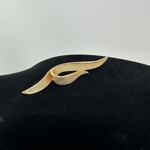 Coro Long Ribbon Brooch 4&quot;, Vintage Mid Century Gold Tone Textured Statement Pin, Signed Costume Jewelry, Long Classic Abstract