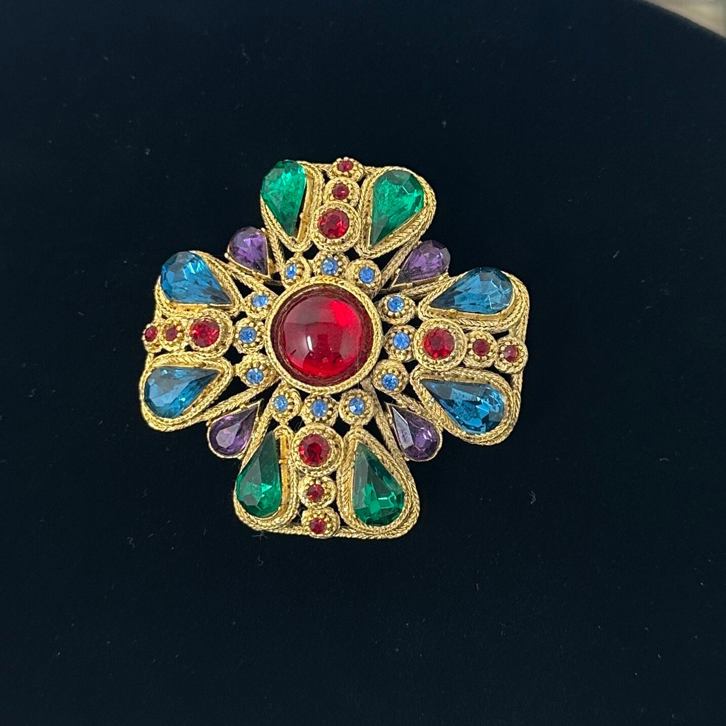 Broche Croix Maltaise Filigrane - Strass Vert Et Rouge - Argenté - Occasion