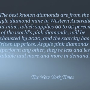 Może przedstawiać: Cytat z The New York Times o kopalni diament&oacute;w Argyle w zachodniej Australii, kt&oacute;ra dostarcza od 90 do 95 procent r&oacute;żowych diament&oacute;w na świecie. Cytat stwierdza, że kopalnia zostanie wyczerpana do 2020 roku, a niedob&oacute;r r&oacute;żowych diament&oacute;w Argyle spowodował wzrost cen.