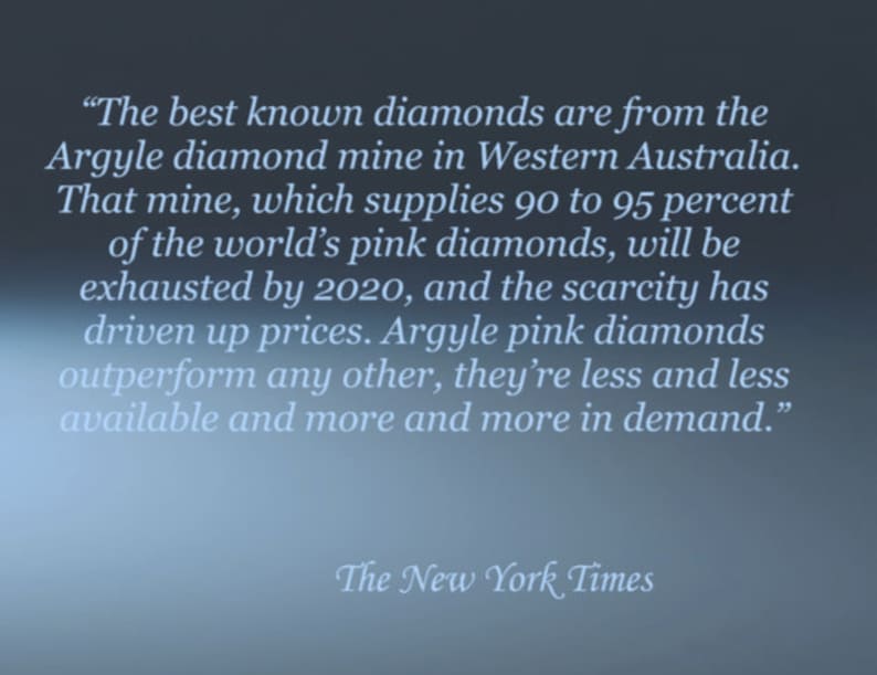 Może przedstawiać: Cytat z The New York Times o kopalni diament&oacute;w Argyle w zachodniej Australii, kt&oacute;ra dostarcza od 90 do 95 procent r&oacute;żowych diament&oacute;w na świecie. Cytat stwierdza, że kopalnia zostanie wyczerpana do 2020 roku, a niedob&oacute;r r&oacute;żowych diament&oacute;w Argyle spowodował wzrost cen.