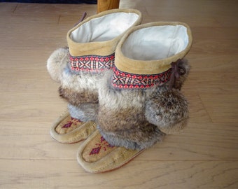 Vintage 1980’s Handmade Beaded Canadian Indigenous Moccasin Mukluks/boots