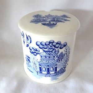 Peut inclure: Un pot en céramique blanche avec un motif floral bleu et blanc. Le pot a un couvercle et est décoré d'un motif chinois traditionnel.