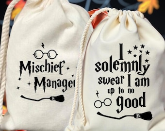 Może przedstawiać: Dwie kremowe torby ze sznurkiem z czarnym tekstem i grafiką. Jedna torba mówi "Mischief Managed" z okularami i miotłą. Druga mówi "I solemnly swear I am up to no good" z gwiazdami, okularami, błyskawicą i miotłą.