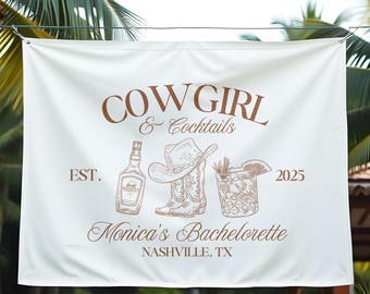 Könnte beinhalten: Weißes Banner mit braunem Text, der "Cowgirl & Cocktails Est. 2025 Monica's Bachelorette Nashville, TX" lautet. Das Banner zeigt auch eine Zeichnung einer Whiskyflasche, Cowboystiefeln und einem Cocktail.