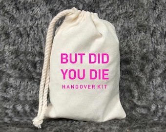 Może przedstawiać: Biała torba sznurkowa z napisem "BUT DID YOU DIE HANGOVER KIT" w różowych literach.
