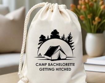 Sacolas para festa de despedida de solteira em acampamento, lembrancinhas para festa de despedida de solteira em acampamento, kit de glamping iluminado para despedida de solteira em acampamento, fim de semana para meninas