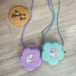 Bolso bandolera de paja con flores personalizado: bolso de mano tejido para niñas, bolso de hombro con inicial floral, regalo de cumpleaños para niñas, bolso de vacaciones para niñas