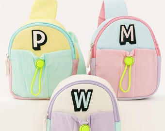 Bolso bandolera infantil personalizado en tonos pastel: parche con inicial bordada