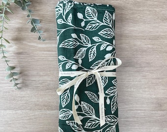 Muselina extragrande para bebé: Envoltura de algodón y bambú con estampado floral verde oscuro.