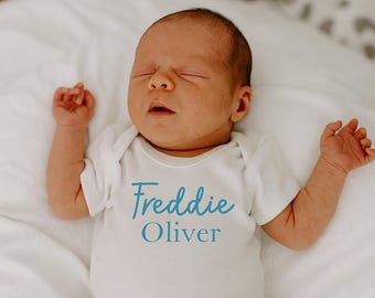 Body personalizado para anunciar el nacimiento de tu bebé: blanco suave, nombre personalizado