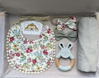 Vintage floral Lätzchen Set, Briefkasten Baby Geschenk, Neugeborene Baby Mädchen Geschenk, Lätzchen Geschenk-Set, Lätzchen und passende Stirnband, floral Vintage Boho Lätzchen