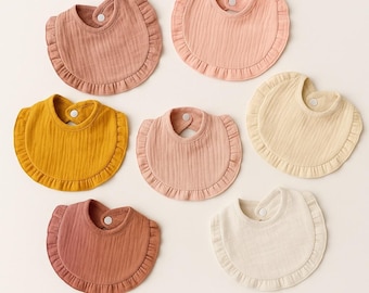 Babero de muselina con volantes: babero elegante para bautizo