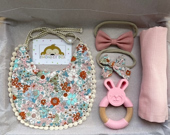 Briefkasten Baby Geschenk, Neugeborenes Baby Mädchen Geschenk, Lätzchen Geschenk Set, Lätzchen und passendes Stirnband, florales Vintage Lätzchen