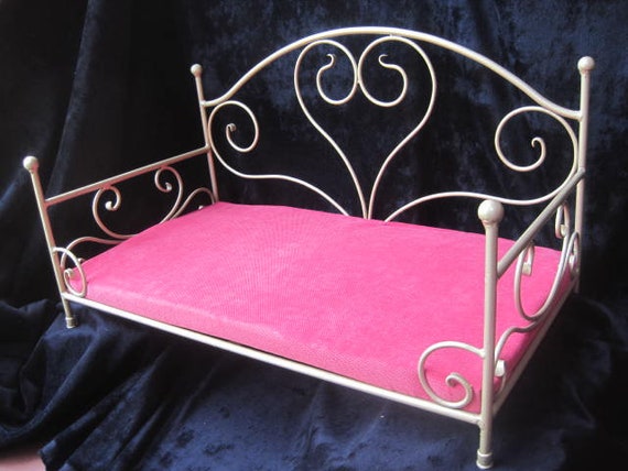 iron dog bed