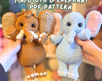 Könnte beinhalten: Zwei gehäkelte Elefanten-Plüschtiere, eines braun und eines hellblau, werden gezeigt. Der braune Elefant hat beige Ohren und weiße Stoßzähne, während der blaue Elefant rosa gefütterte Ohren hat. Der Text "MAMMOTH & ELEPHANT PDF PATTERN" und "HOOKS AND HEELERS" sind sichtbar.
