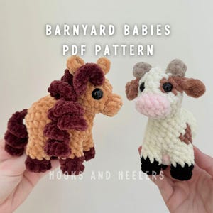 Op de afbeelding: Twee handgemaakte pluche boerderijdieren: een paard en een koe. Het paard is bruin met een bordeauxrode manen en staart. De koe is wit met bruine vlekken en een roze snuit. De tekst "BARNYARD BABIES PDF PATTERN" en "HOOKS AND HEELERS" zijn zichtbaar.