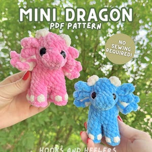 Puede incluir: Dos mini dragones de ganchillo, uno rosa y otro azul, se muestran sobre un fondo verde. El dragón rosa tiene detalles blancos, y el dragón azul tiene detalles blancos. El texto "MINI DRAGON PDF PATTERN" está en la parte superior.