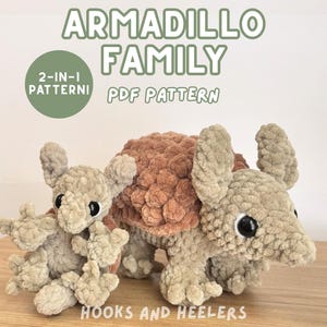 Puede incluir: Una familia de armadillos de ganchillo, con un adulto grande y un bebé más pequeño. El adulto tiene un caparazón marrón y un cuerpo beige, mientras que el bebé es completamente beige. El texto "ARMADILLO FAMILY PDF PATTERN" se muestra encima de los armadillos.