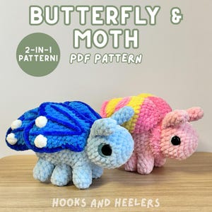 Puede incluir: Se muestran dos juguetes de peluche de ganchillo, una mariposa azul y una polilla rosa. La mariposa azul tiene un diseño de ala azul y blanca. La polilla rosa tiene rayas amarillas y rosas. La imagen incluye el texto "BUTTERFLY & MOTH PDF PATTERN".