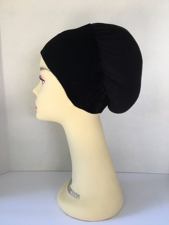 Ruched Pre-shaped Side-swept Bang Look Tube Undercap white