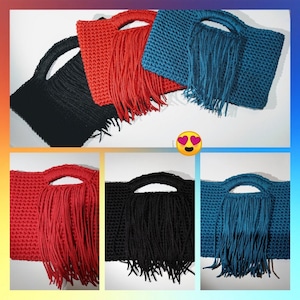 Könnte beinhalten: Drei gehäkelte Handtaschen mit Fransen. Die Handtaschen sind in Rot, Schwarz und Blau.