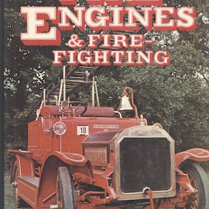 Puede incluir: Un camión de bomberos rojo vintage con una escalera en la parte trasera, una campana en la parte delantera y el número 10 en el lateral. La portada del libro dice "Fire Engines & Fire-Fighting" de David Burgess-Wise.