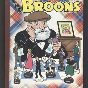 Pode incluir: Uma capa de banda desenhada com uma família de desenhos animados, The Broons, com o título "The Broons Scotland's Happy Family". A capa apresenta um homem grande de desenhos animados com barba branca e gravata borboleta preta, rodeado por outros membros da família, incluindo uma mulher, crianças e um bebê.
