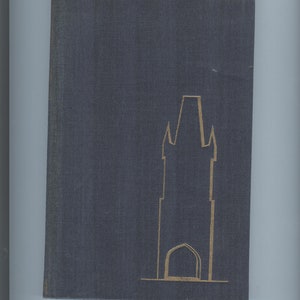 Peut inclure: Une couverture de livre bleu foncé avec un contour doré d'un immeuble haut avec un toit pointu et une seule porte cintrée.