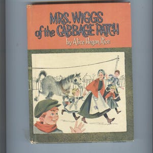 Peut inclure: Couverture de livre vintage pour "Mrs. Wiggs of the Cabbage Patch" par Alice Hegan Rice. L'illustration montre une femme et des enfants courant, avec un cheval et un garçon au premier plan. Le titre est en bleu sur fond orange.