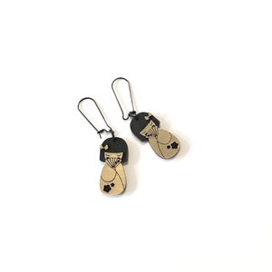 LIMIT EDITION Hanging Earrings in brushed gold and black acrylic Small Kokeshis Koya model