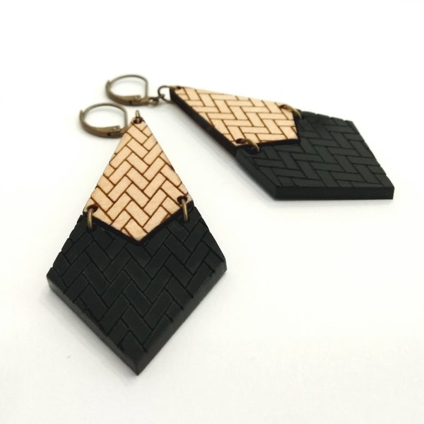 Boucles d'Oreilles pendantes en bois et plexiglas noir gravés - Duo de matières avec motif cannelé