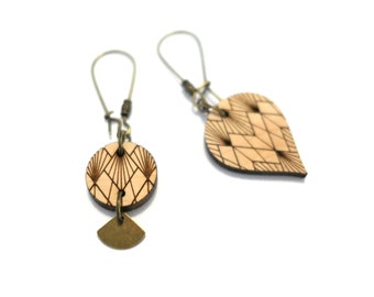 Asymmetrical dangling earrings in engraved wood - art deco pattern 3